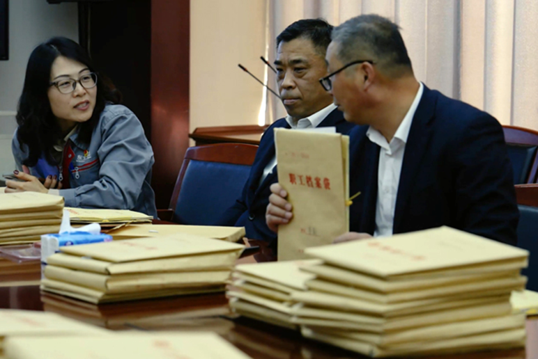 辽宁:刀刃向内破藩篱 沈阳市人社局到东北制药开展退休审批现场办公。人民网记者 邱宇哲摄