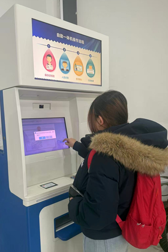 辽宁:刀刃向内破藩篱 群众无需到窗口排队,在自助一体机上即可打印营业执照。人民网记者 孝媛摄