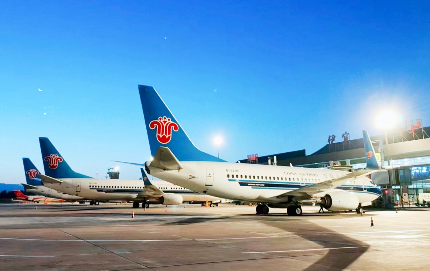 南方航空伊犁基地正式揭牌成立 “一主两翼”绘就“空中丝路”新图景