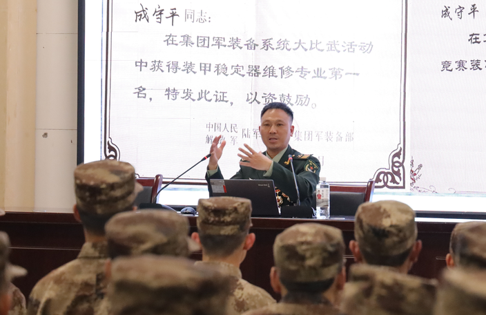 重庆忠县籍“兵王”成守平回乡授课 强化役前教育青年使命担当