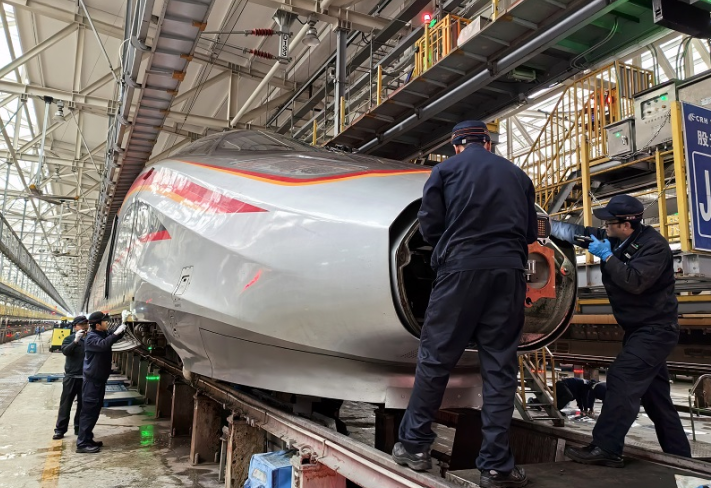 重庆地区开展春季整修，为137组动车组“强筋健骨”