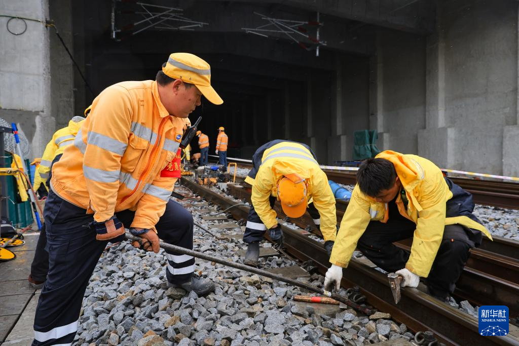 江苏南京:京沪铁路集中修施工有序推进