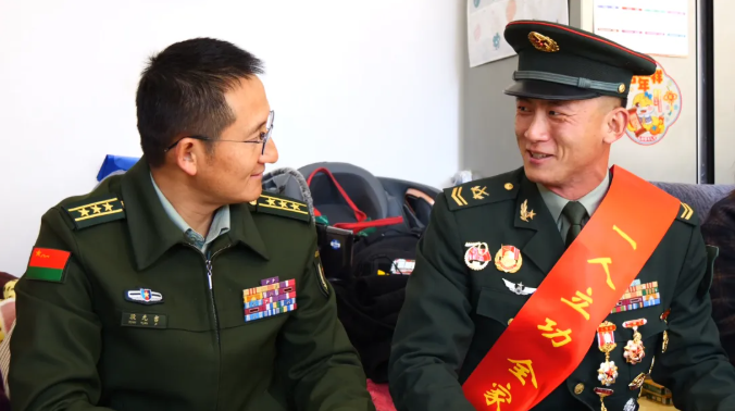 喜报送到家!两度参加阅兵的他荣立二等功 喜报送到家!两度参加阅兵的他荣立二等功