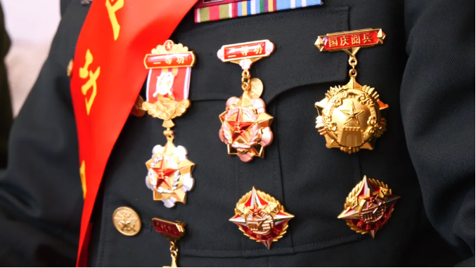 喜报送到家!两度参加阅兵的他荣立二等功 喜报送到家!两度参加阅兵的他荣立二等功