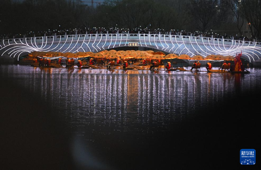 北京:“金龙”巡春亮马河