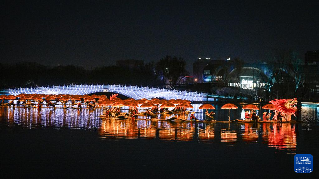 北京:“金龙”巡春亮马河