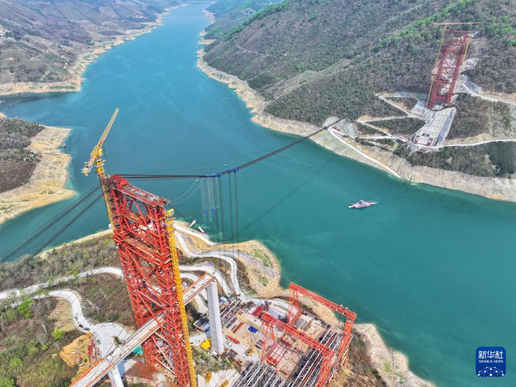 黄百铁路红水河铁路大桥首节拱肋吊装成功