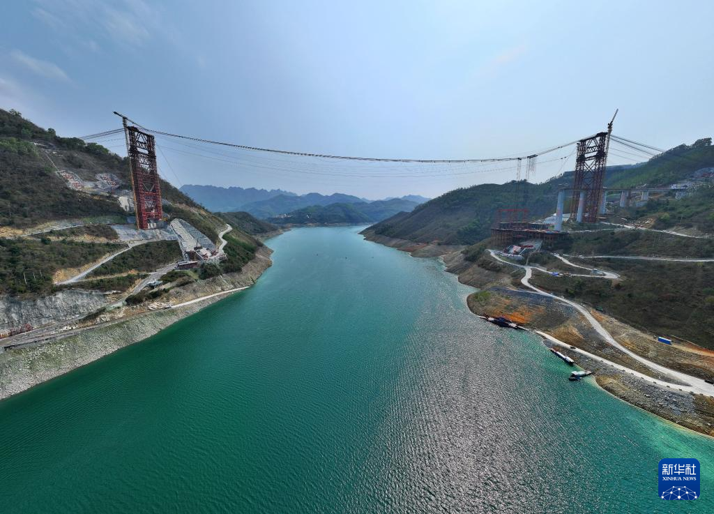 黄百铁路红水河铁路大桥首节拱肋吊装成功