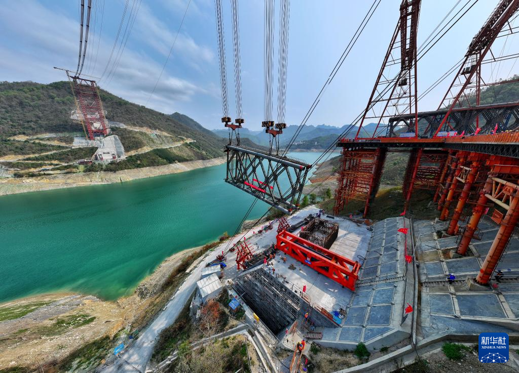 黄百铁路红水河铁路大桥首节拱肋吊装成功