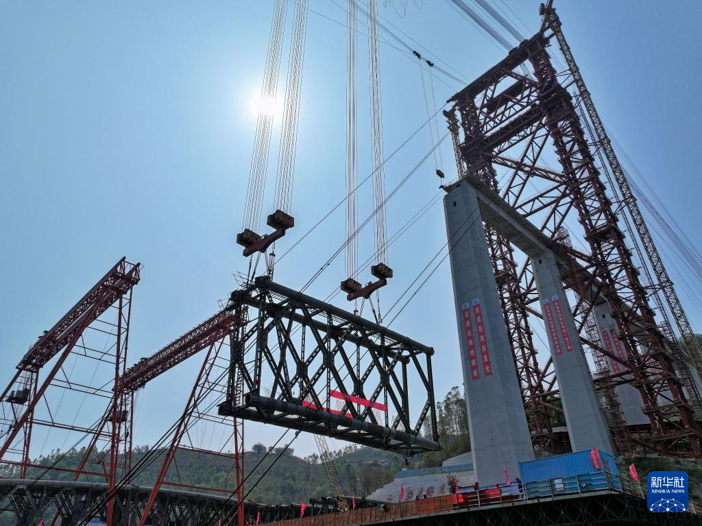 黄百铁路红水河铁路大桥首节拱肋吊装成功