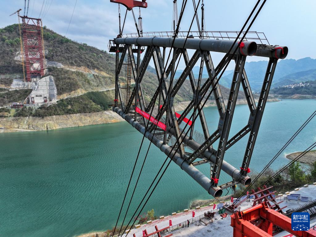 黄百铁路红水河铁路大桥首节拱肋吊装成功