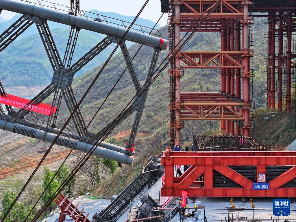 黄百铁路红水河铁路大桥首节拱肋吊装成功
