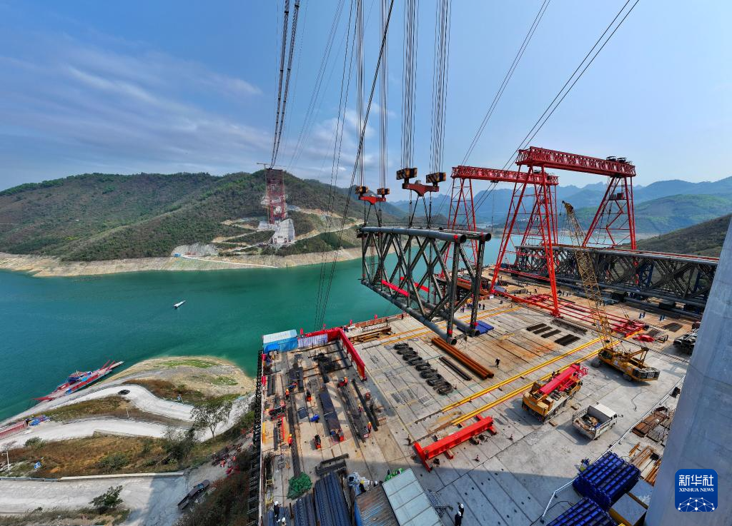 黄百铁路红水河铁路大桥首节拱肋吊装成功