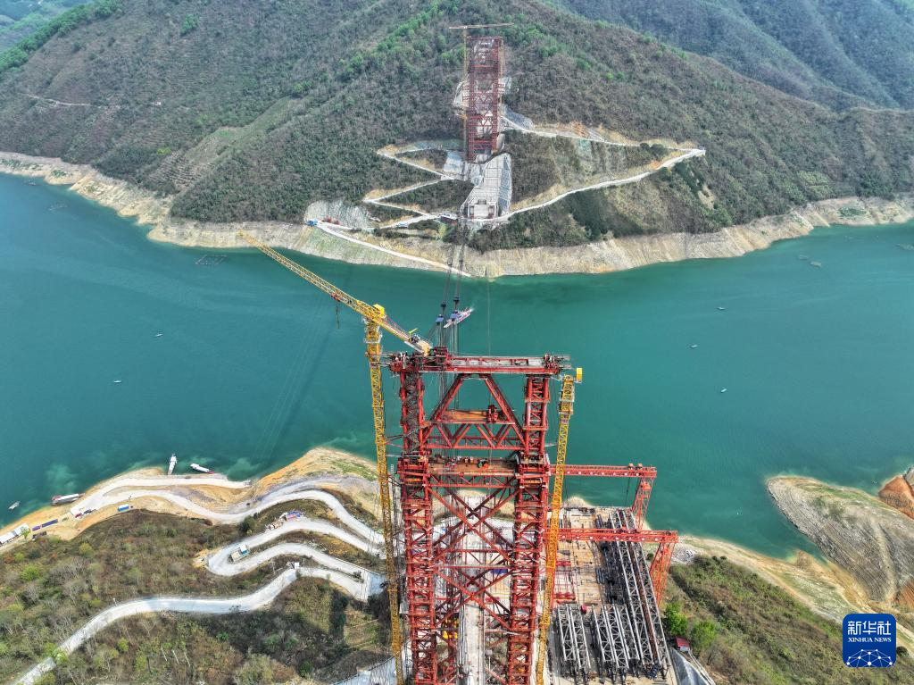 黄百铁路红水河铁路大桥首节拱肋吊装成功