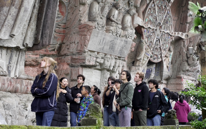 耶鲁大学Whiffenpoofs合唱团中国公益行活动走进重庆大足石刻