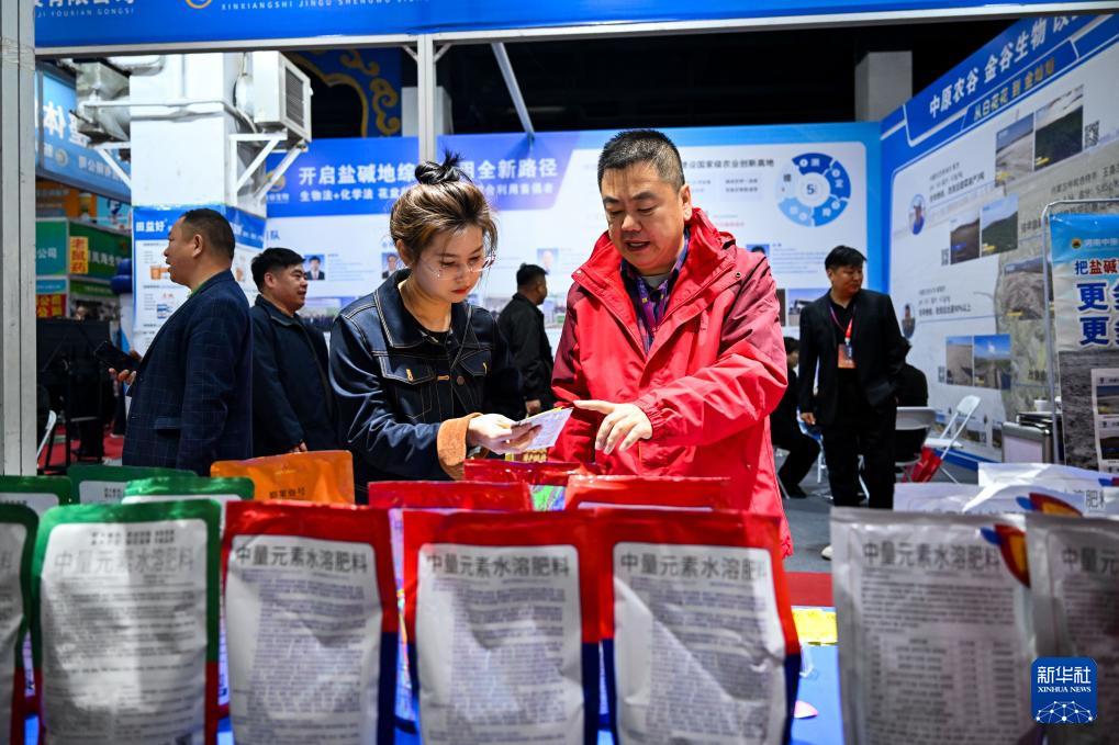 呼和浩特:农博会上人气旺