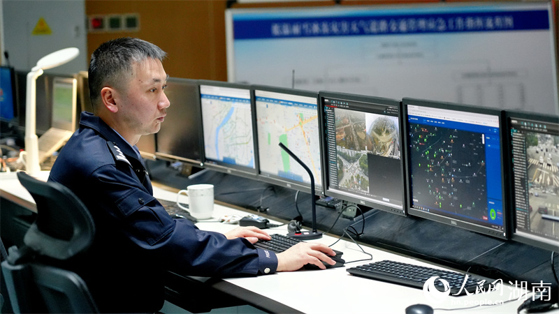 文明润莲城 烟火暖人心 蔡小柯在指挥中心查看智慧系统实时数据。人民网记者 吴茜薇摄