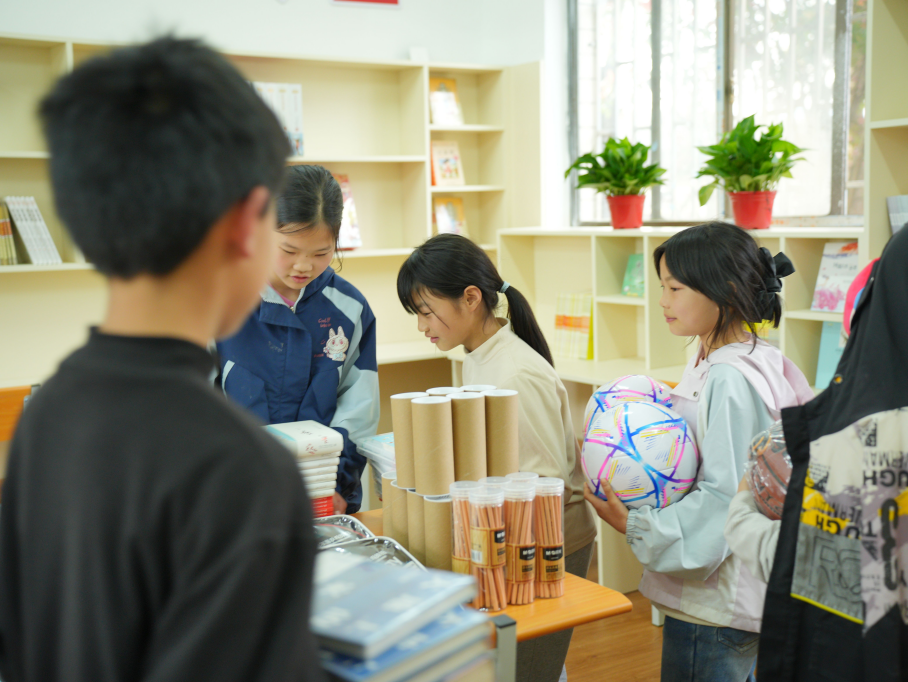 兴趣岛捐赠第二所爱心图书室落地湖南 让乡村孩子的阅读梦照进现实