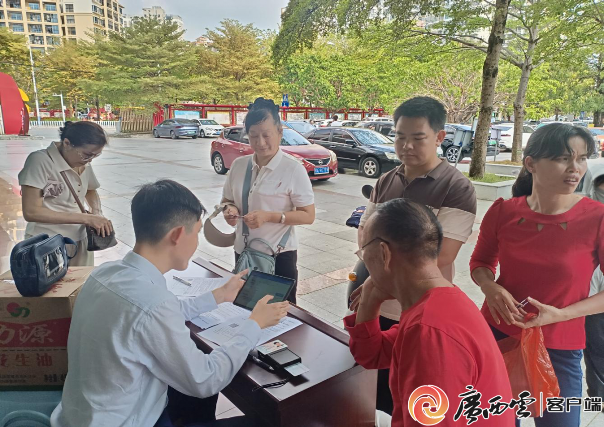 别再说办业务跑断腿！他们直接上门，连卡都给你换好了