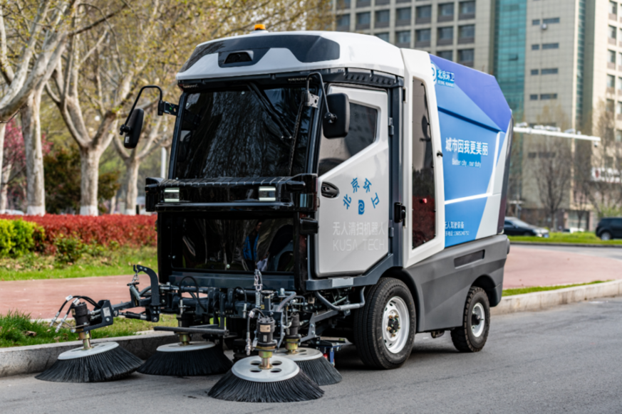 新质生产力落地环卫一线：江苏沭阳首台AI无人清扫机器人“上岗”