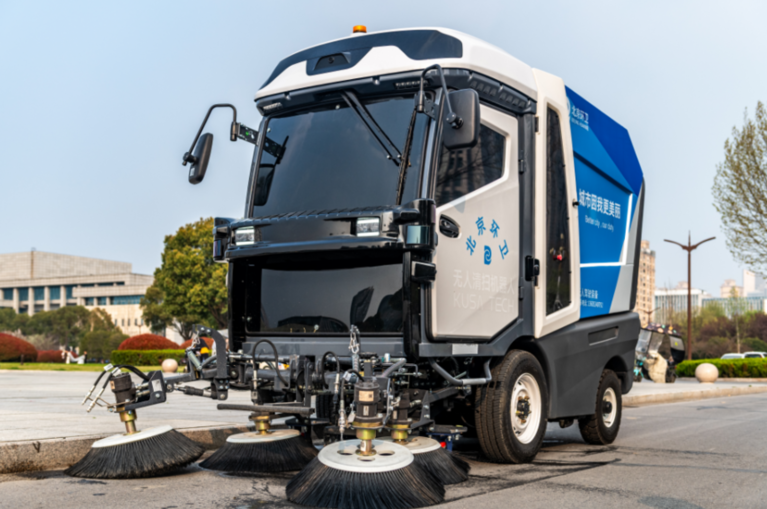 新质生产力落地环卫一线：江苏沭阳首台AI无人清扫机器人“上岗”