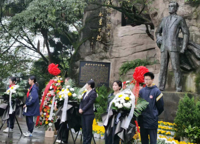 清明祭先烈 重庆50多名群众和学生缅怀革命先驱杨闇公