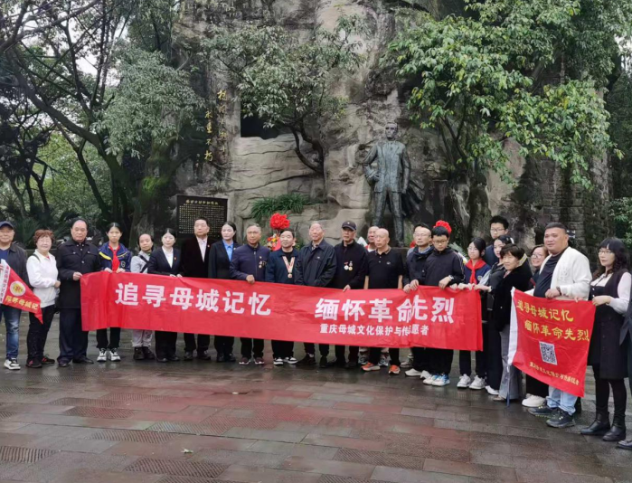 清明祭先烈 重庆50多名群众和学生缅怀革命先驱杨闇公