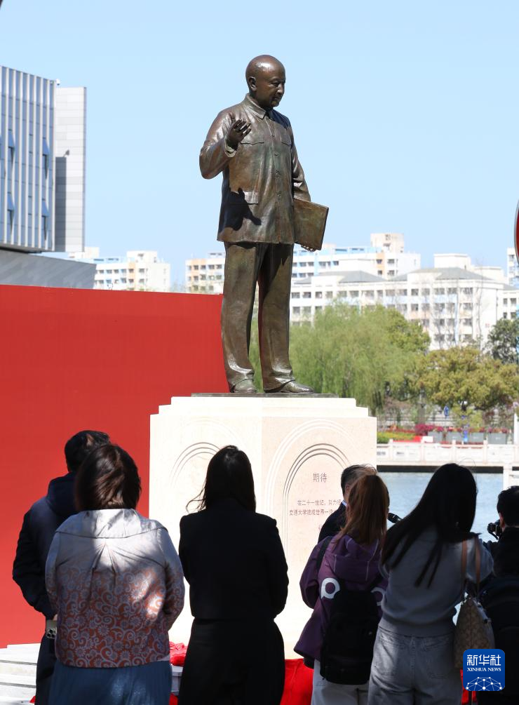献礼建校130周年 钱学森主题雕塑《期待》在上海交通大学落成