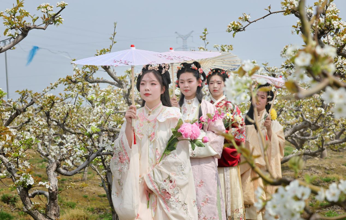 江苏如东:千亩梨园解锁春游新玩法