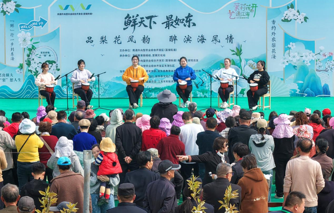 江苏如东:千亩梨园解锁春游新玩法