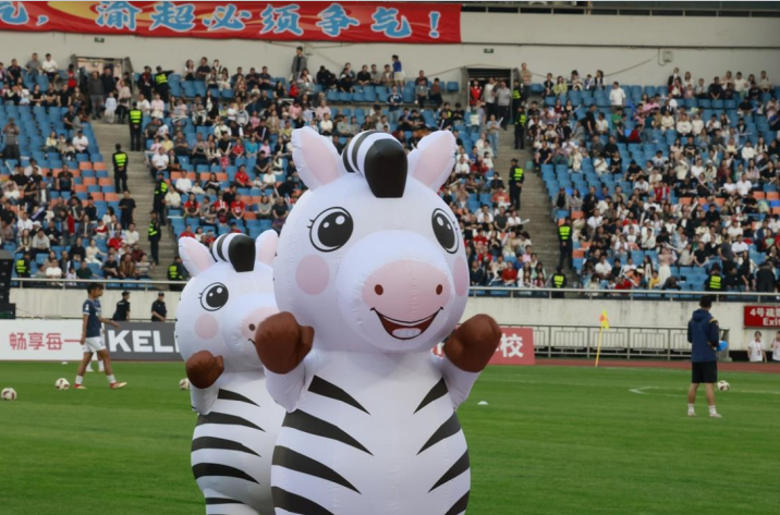 巴川中学团体操亮相渝超决赛，青春跃动点燃山城绿茵