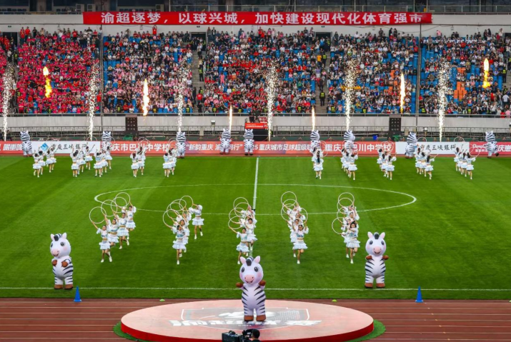 渝超决赛打响，裁判哨没响，这群师生成了最意外“MVP”