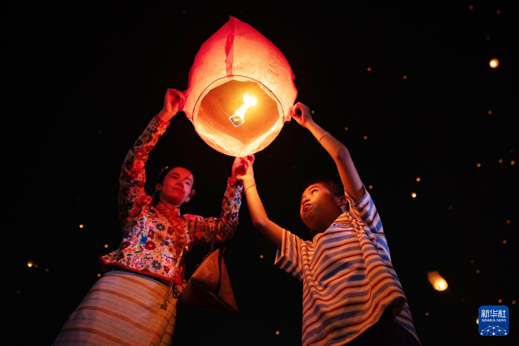 澜沧江畔孔明灯点亮夜空