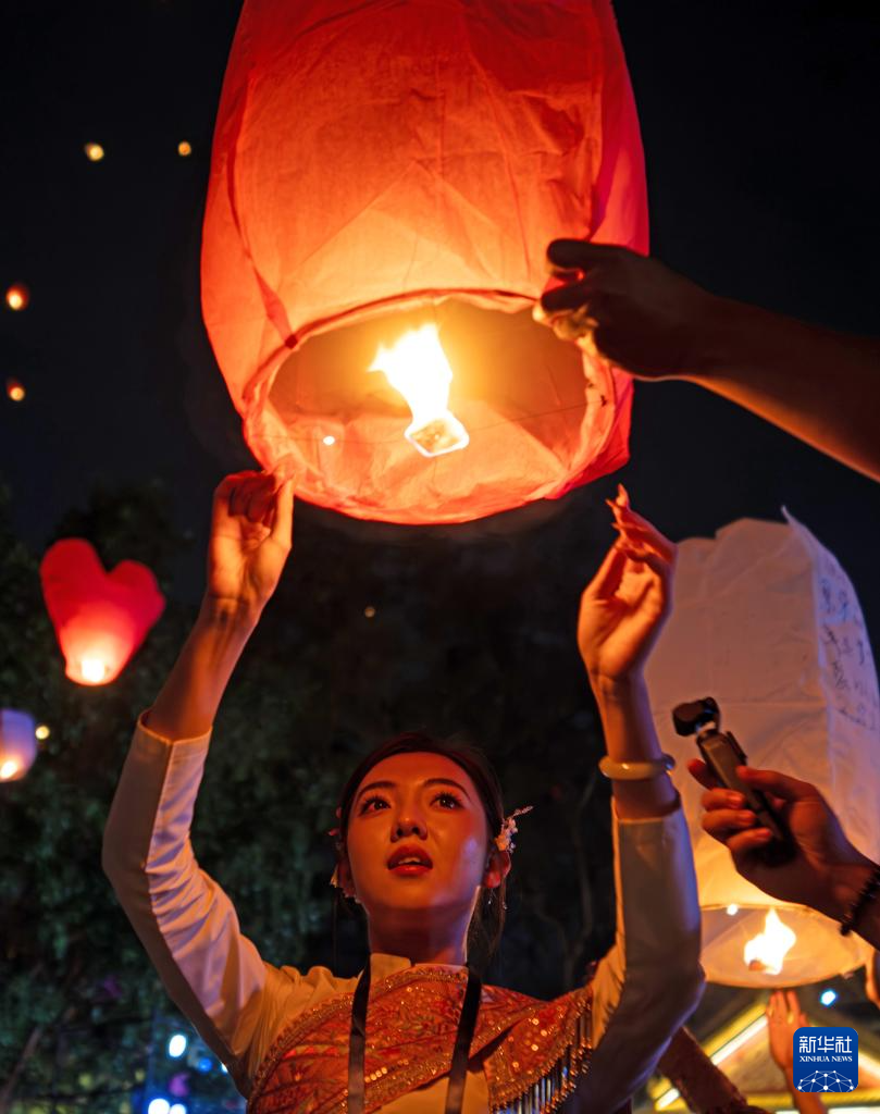 澜沧江畔孔明灯点亮夜空