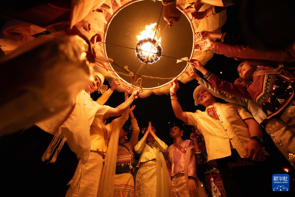 澜沧江畔孔明灯点亮夜空