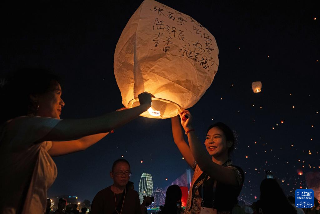 澜沧江畔孔明灯点亮夜空