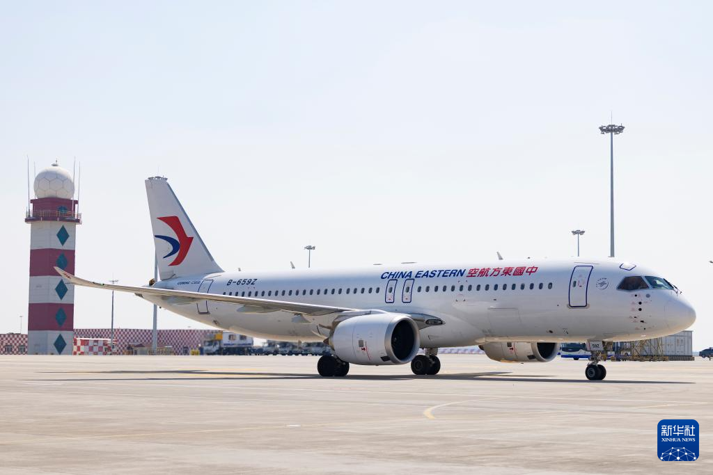 东方航空C919哈尔滨—上海首航成功