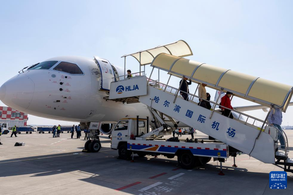 东方航空C919哈尔滨—上海首航成功