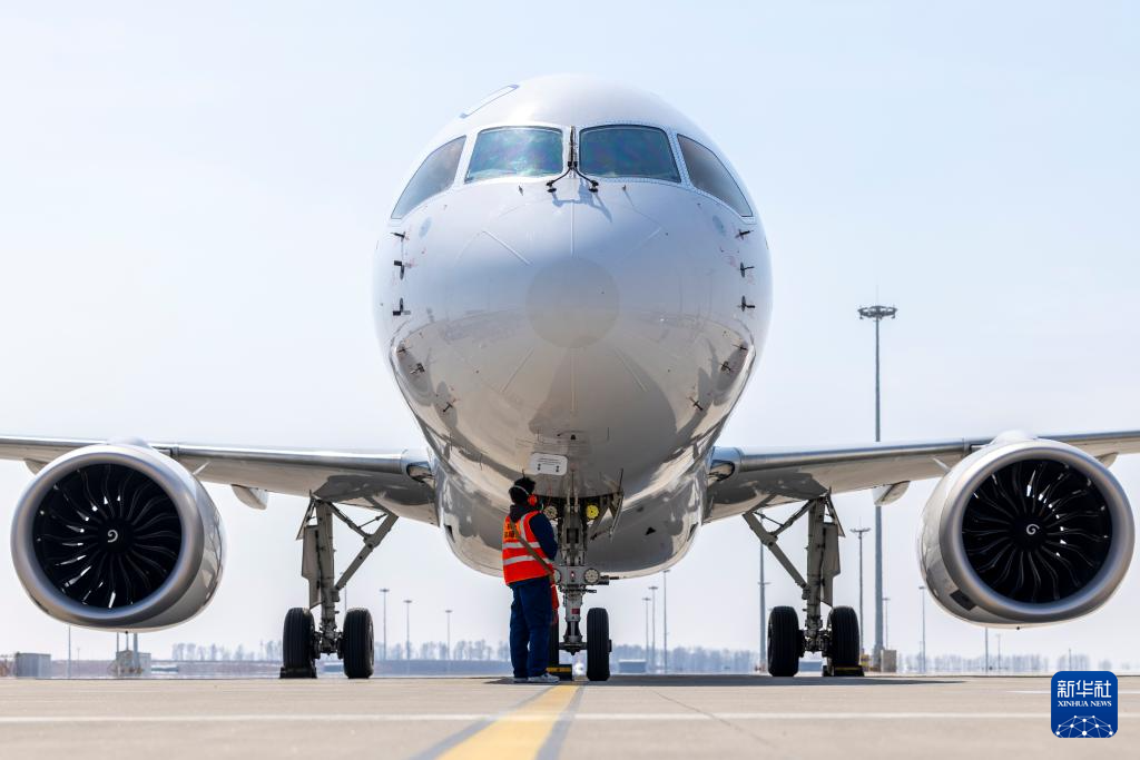 东方航空C919哈尔滨—上海首航成功