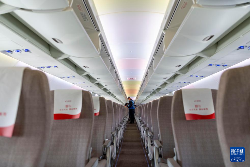 东方航空C919哈尔滨—上海首航成功