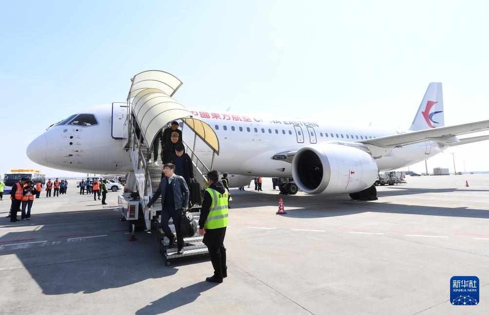 东方航空C919哈尔滨—上海首航成功