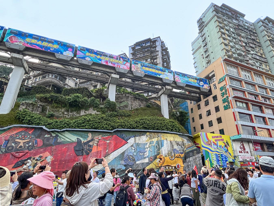 四川美术学院师生团队主导创作，“国安号”主题列车开通运行