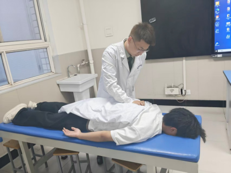 郑州健康学院退役医学生万米高空救乘客 昔日戎装显担当