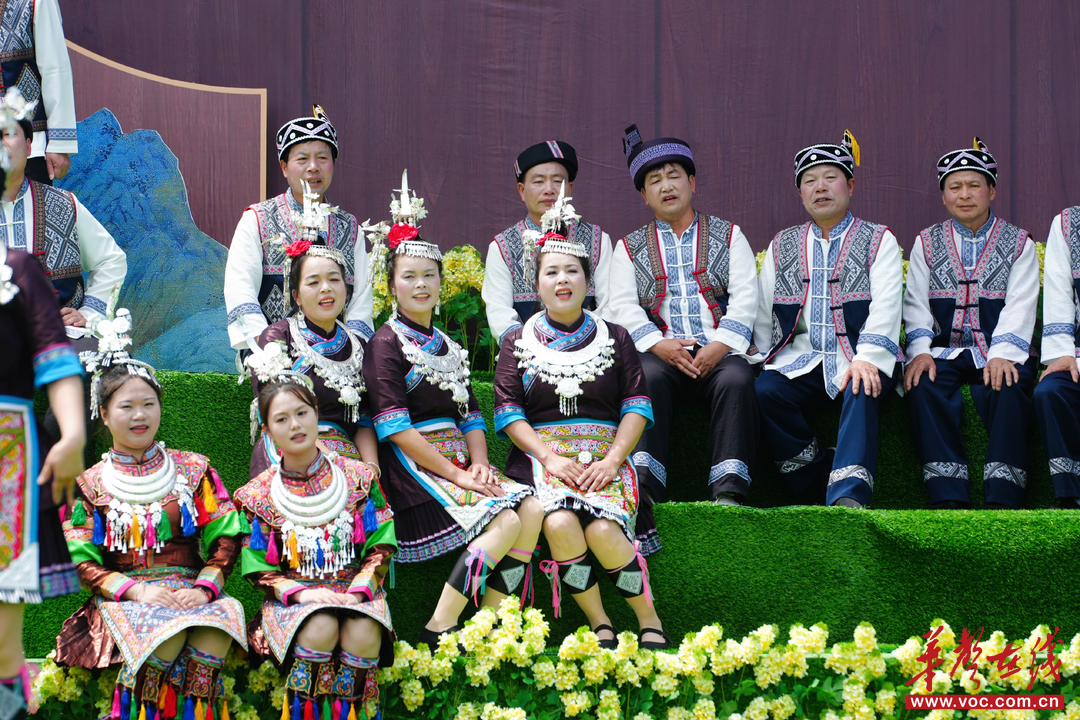 百年戊梁唱情歌 村晚新篇促振兴