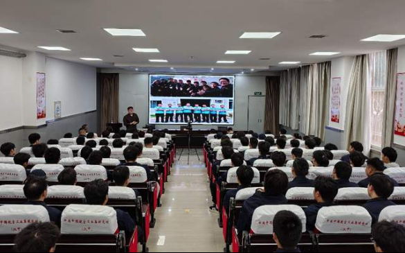 陕西航空职业技术学院特邀中国航空工业集团首席技能专家、大国工匠、全国青联副主席方文墨入校开展专题分享