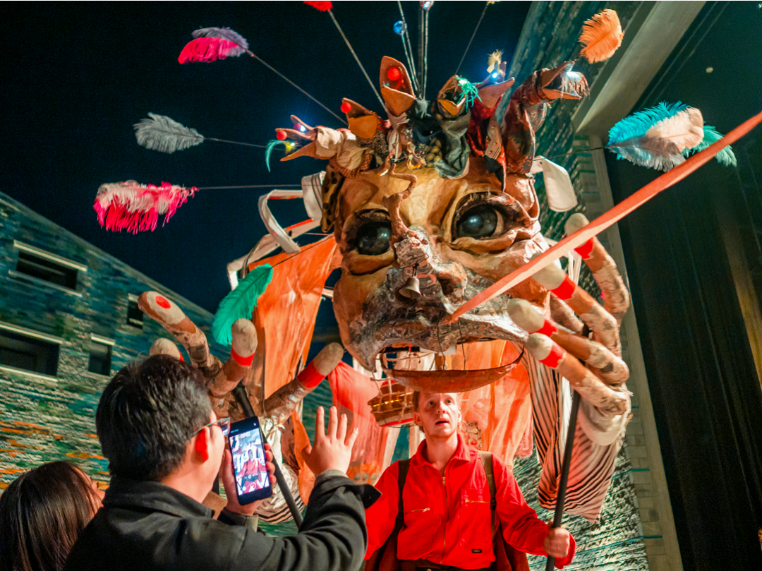 国际街头秀与亚运节目同台！今年“五一”来镇北堡西部影城开“艺术盲盒”