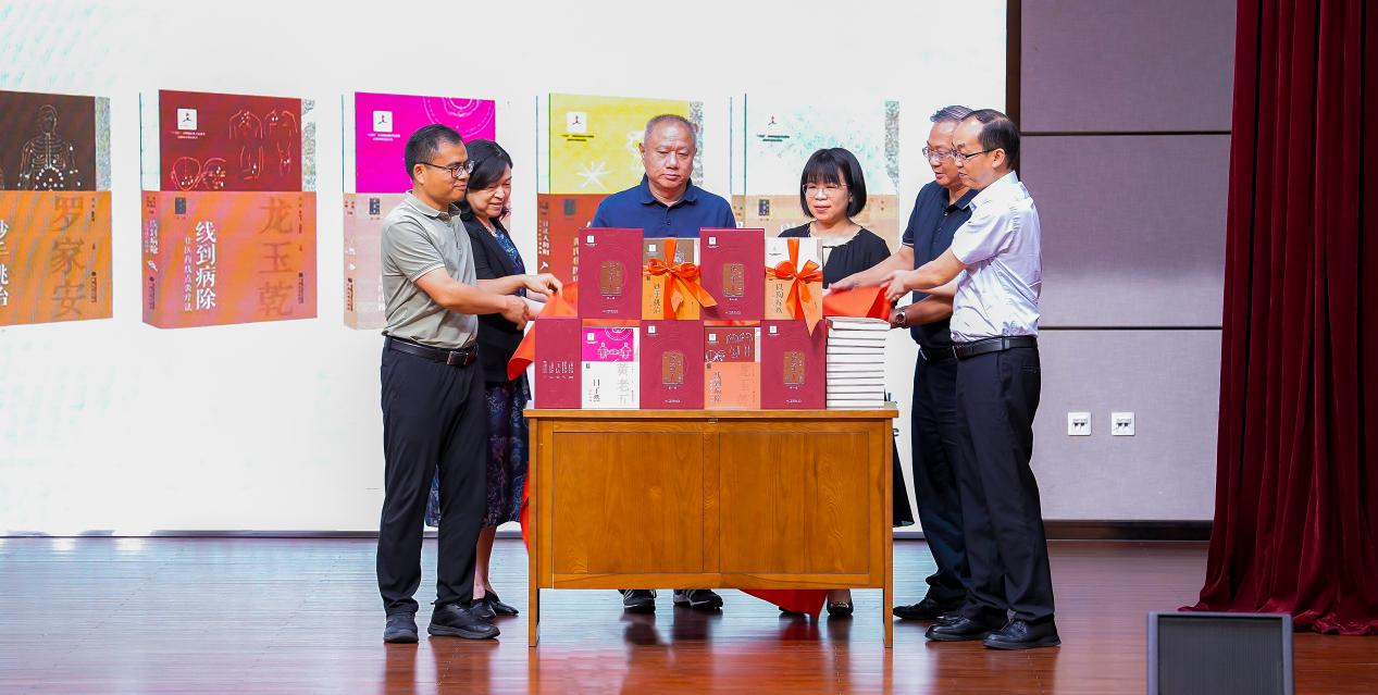 广西出版“中国壮医传承人丛书”