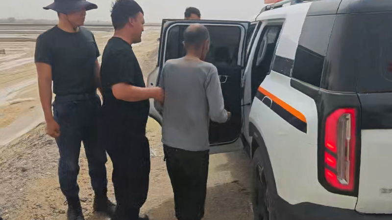 三天三夜生死救援！洛浦公安沙漠腹地找回走失牧民