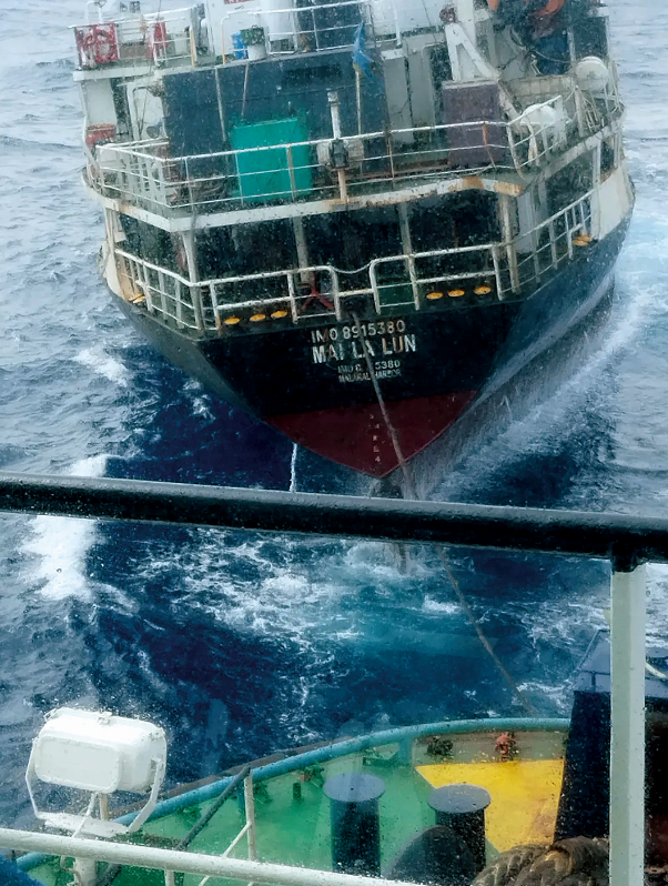 连云港港“东方三号”轮在南海成功拖救失控外籍船