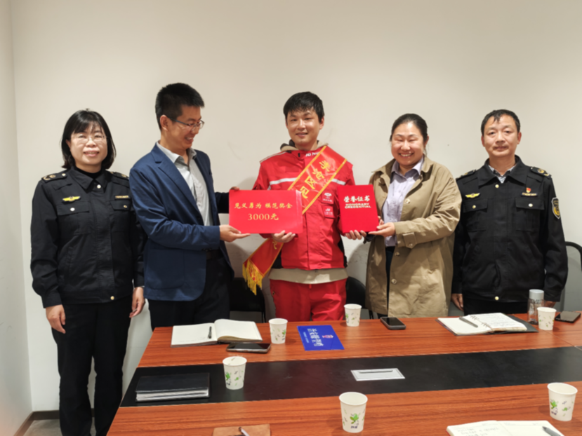 见义勇为！同行倒地休克，90后外卖骑手紧急连线做心肺复苏，垫付了5000医药费